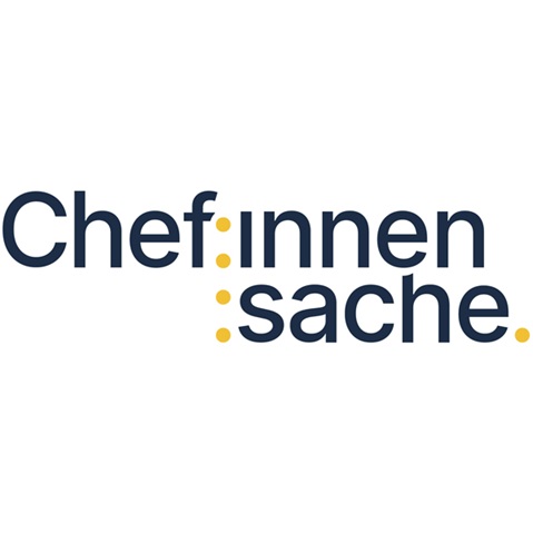 Das Logo von Chef:innen Sache, bestehend aus griffigen Schriftzügen in Dunkelblau mit gelben Punkten.