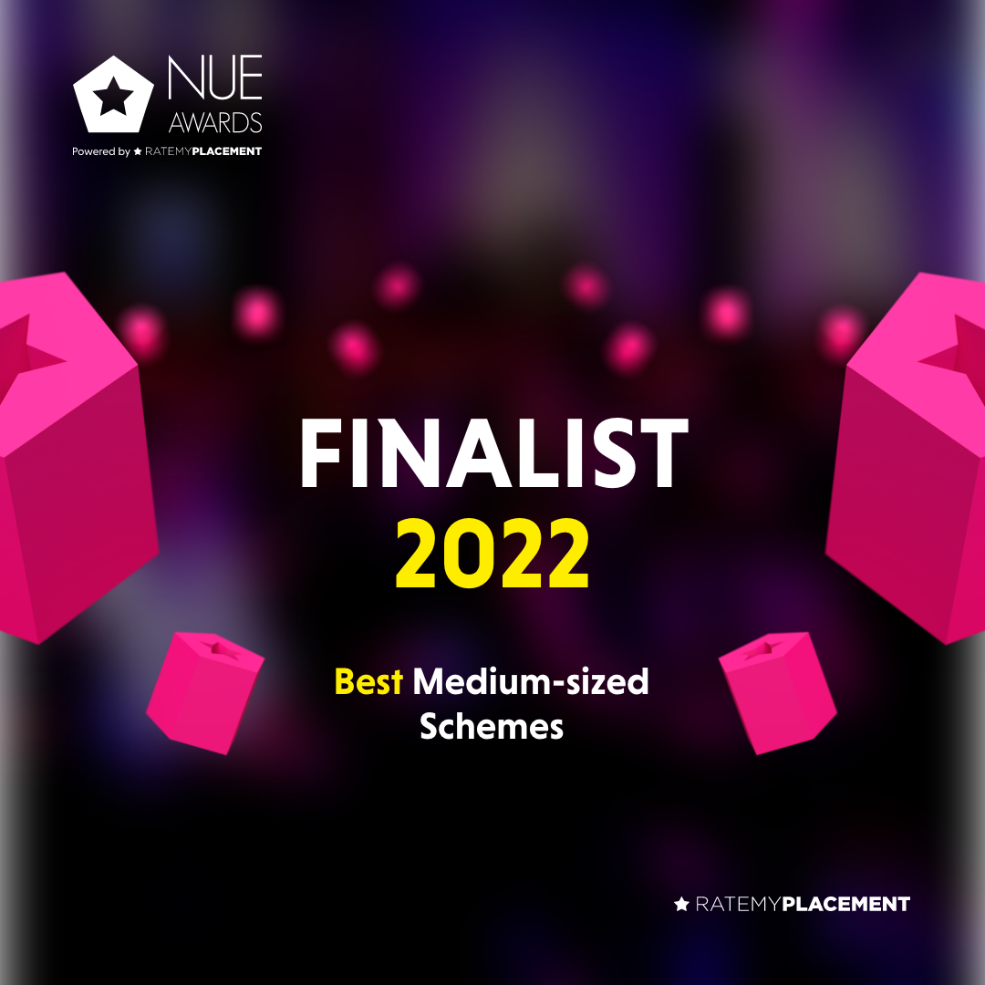 Das Bild zeigt die NUE Awards 2022 mit dem Titel 'Finalist Best Medium-sized Schemes' und pinken Würfeln.